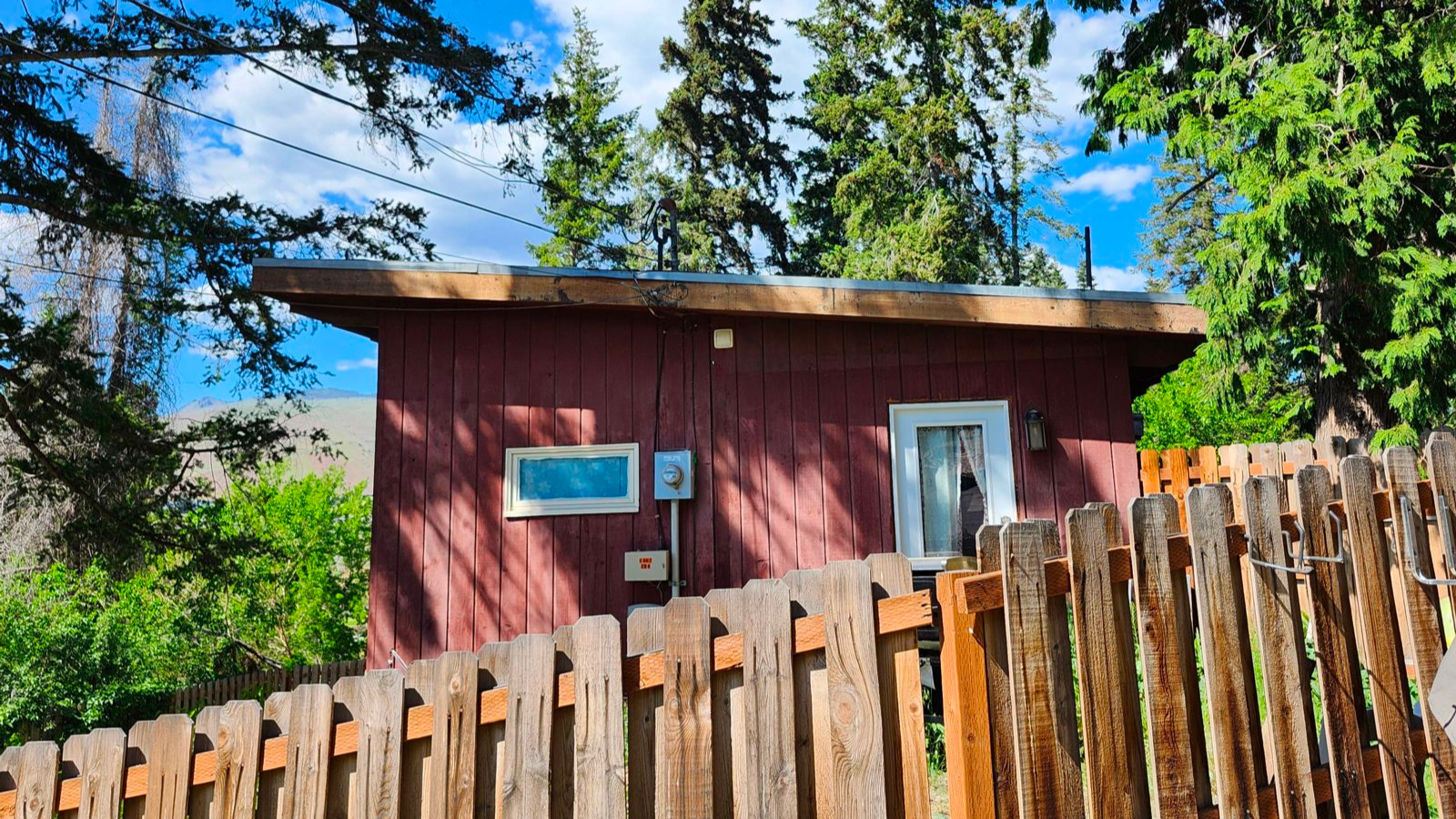 A photo of a house with a bad roof.